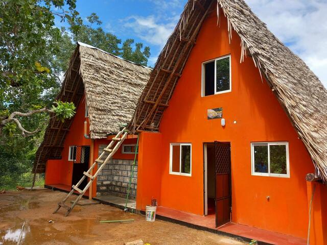 Errichtete Gästehäuser in Majimoto. | Foto: Schilling für Shilling