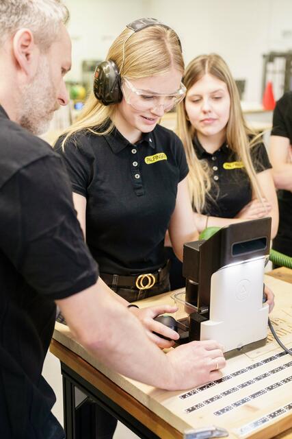 Einschulung der Lehrlinge von Palfinger in der Pioniergarage. | Foto: Palfinger