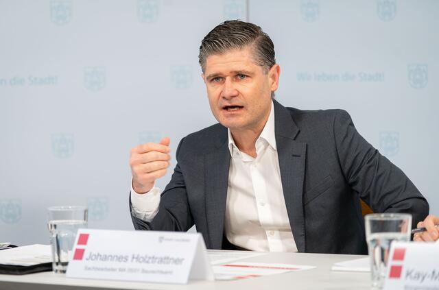Johannes Holztrattner, Dienststelle Kurzzeitvermietungen: „Wir müssen die Touristen direkt vor Ort antreffen – nur so können wir feststellen, ob eine Wohnung tatsächlich illegal genutzt wird." | Foto: Stadt:Salzburg - Alexander Killer
