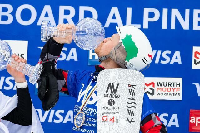 Folgt auf den Kuss der Kugel der Biss der Medaille? Zumindest ist das das Ziel von Grazer Arvid Auner. | Foto: FIS / Miha Matavz