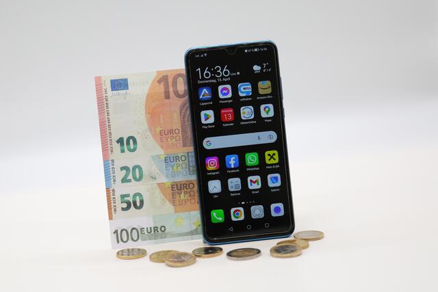 Jährliche Preissteigerungen durch VPI-Anpassung führen zu satten Preisen bei Handy- und Internettarifen. Das Vergleichsportal tarife.at rechnet vor, warum sich gerade jetzt ein Wechsel lohnt. | Foto: Daniel Scharinger / Pressefoto Scharinger / picturedesk.com