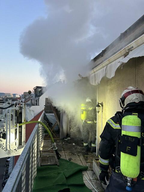 Dienstagmorgen ereignete sich ein Wohnungsbrand im 3. Bezirk, bei dem der Bewohner leicht verletzt wurde.  | Foto: Stadt Wien/Feuerwehr