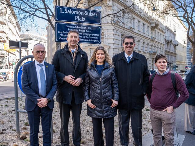 v. l.: Oberkantor Shmuel Barzilai, Bezirksvorsteher Markus Figl (ÖVP), Ur-Ur-Ur-Enkelin Julie Reisler, IKG-Präsident Oskar Deutsch und Reislers Sohn bei der Eröffnung des Platzes.  | Foto: Valentina Marinelić/MeinBezirk