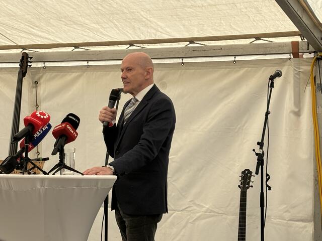 Peter Resetarits – bekannt als ORF-Moderator und Jurist – ist stolz, den Namen seines Bruders auf mehreren Einrichtungen zu sehen. | Foto: Michael Marbacher/ MeinBezirk