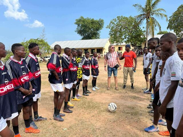 Der errichtete Fußballplatz. | Foto: Schilling für Shilling