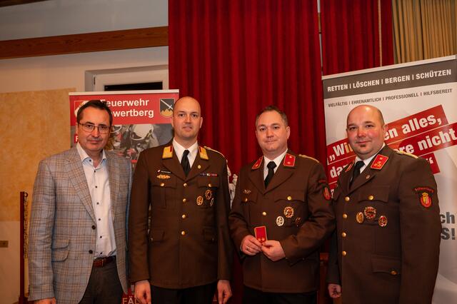 Der neue Kommandant-Stellvertreter Thomas Eder (2. von rechts) wurde zum Oberbrandinspektor befördert. Mit Bürgermeister Max Oberleitner, Abschnitts-Kommandant Christoph Neuhauser und Kommandant Christian Pree (von links). | Foto: Simon Brandstätter