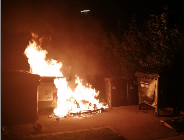 In der Nacht auf den heutigen Dienstag kam es in Flachau vor einem Mehrparteienhaus zum Brand eines Müllcontainers. Dieser konnte aber rasch gelöscht werden. | Foto: Berufsfeuerwehr Klagenfurt