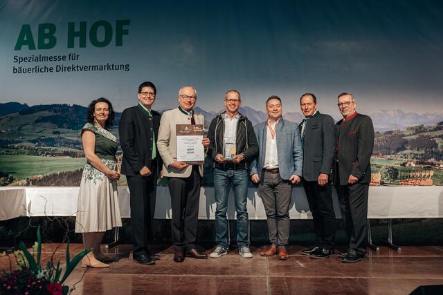 Waldland Pflanzenveredelungs GmbH v.l.: Marion Heim (Geschäftsführung Messe Wieselburg),Lorenz Mayr (Vizepräsident der Landwirtschaftskammer NÖ), LH-Stellvertreter Stephan Pernkopf, Fa. Waldland Pflanzenveredelungs GmbH, Josef Moosbrugger (Präsident der Landwirtschaftskammer Österreich), Martin Rogenhofer (Jury-Vorsitzender, LMTZ Wieselburg) | Foto: Messe Wieselburg / Mike Raab