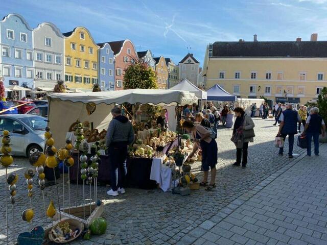 Beim Ostermarkt in Schärding können Besucher von 3. bis 5. April 2026, jeweils von 9 bis 18 Uhr, entlang der aufgestellten Stände flanieren. | Foto: Stadtgemeinde Schärding