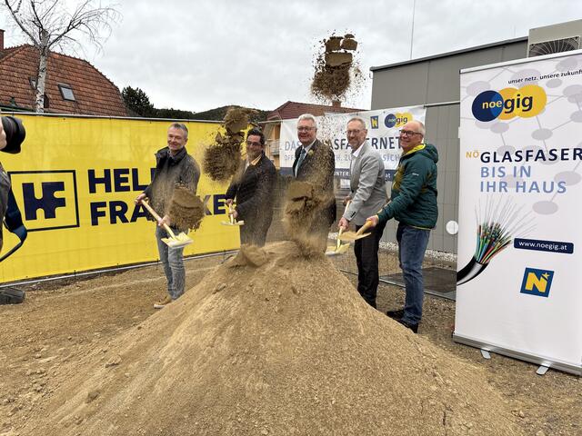Spatenstich in Pottenstein: Reinhard Baumgartner (CEO nöGIG), Bürgermeister Daniel Pongratz, Abgeordneter zum NÖ Landtag Christoph Kainz, Martin Fassl (GF Breitband Holding GmbH), Vizebürgermeister Franz Lindenberg. | Foto: Preineder