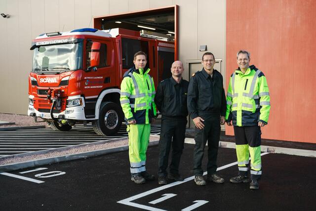 Manager Hannes Medwenitsch, Einkäufer Günther Peck, Kommandant Michael Kopf  und Werksleiter Helmut Reiterer bei der Übergabe im Holcim Zementwerk Mannersdorf. | Foto: HOLCIM/Germershausen