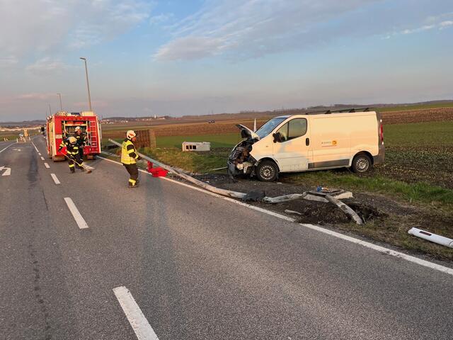 Der Pkw prallte gegen eine Radarbox.  | Foto: FF Müllendorf
