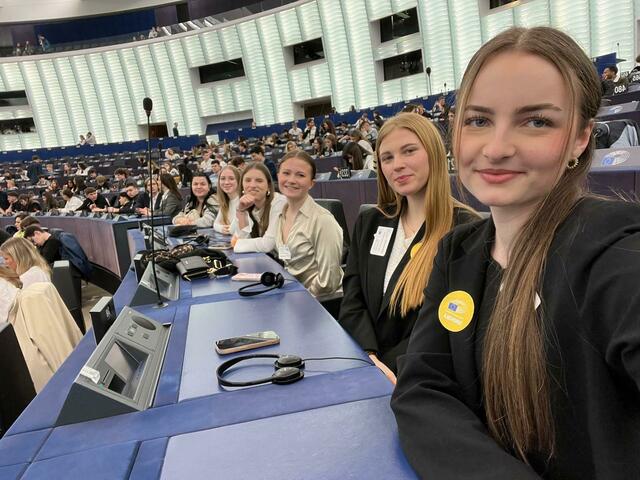 Julia Eder, Emilia Kloss, Larissa Unterholzner, Carla Stockhammer, Theresa Arzt und Lauren Wieser im Europäischen Parlament (v.re.) | Foto: HAK/HLW Kirchdorf