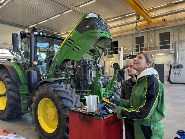 Michaela Lackinger tauschte Businessanzug gegen Arbeitsmontur. | Foto: MeinBezirk