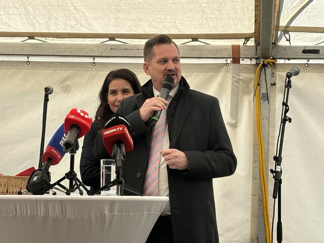 Bezirkschef Marcus Franz (SPÖ) outet sich selbst als großer Resetarits-Fan. | Foto: Michael Marbacher/ MeinBezirk