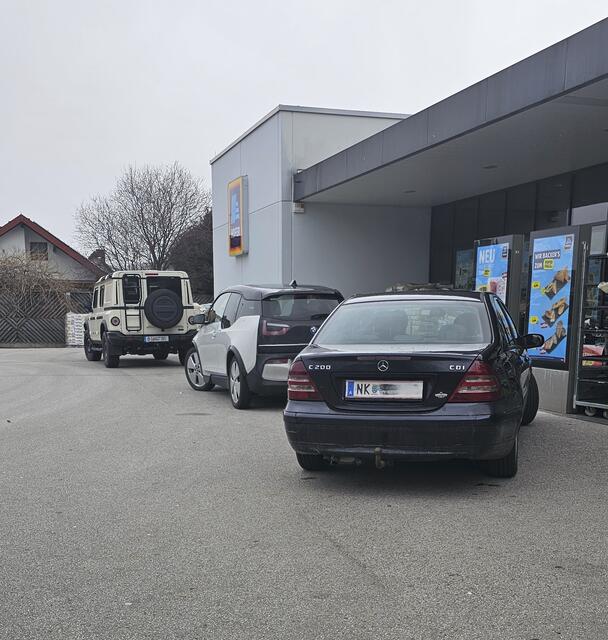 Vorm Supermarkt in Gloggnitz. | Foto: Marina Feuchtenhofer