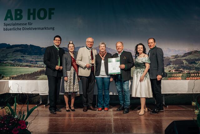 Destillerie Weidenauer v.l.: Lorenz Mayr (Vizepräsident der Landwirtschaftskammer NÖ), NÖ Mostkönigin Katharina Selner, LH-Stellvertreter Stephan Pernkopf, Fam. Weidenauer, Marion Heim (Geschäftsführung Messe Wieselburg), Josef Moosbrugger (Präsident der Landwirtschaftskammer Österreich) | Foto: Messe Wieselburg / Mike Raab