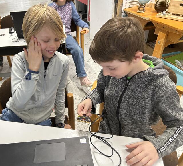 Die Kids bekamen spannende Einblicke in die Welt der Elektrotechnik und durften selbst einen Minicomputer bauen.