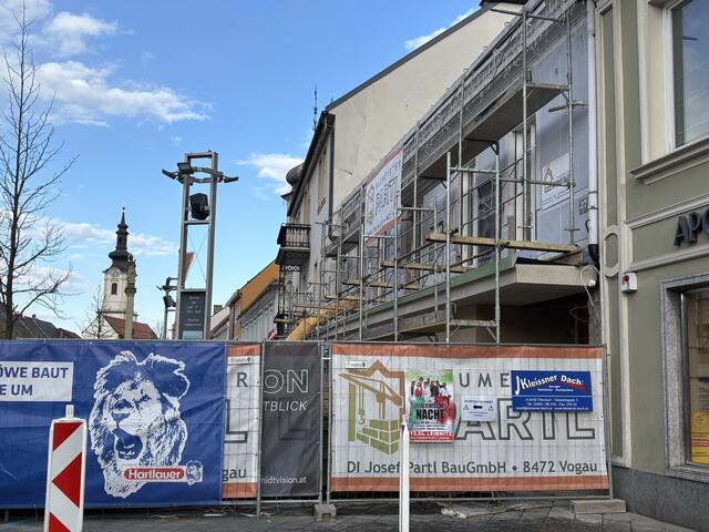 Die Arbeiten für die Fertigstellung am Hauptplatz 27 laufen auf Hochtouren. | Foto: Waltraud Fischer