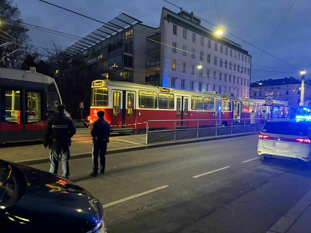 Etwa 40 Minuten mussten die Bim-Linien 30 und 31 in Fahrtrichtung Stammersdorf zwischen Floridsdorf und Floridsdorfer Markt über die Linie 26 umgeleitet werden. Es kam zu Verspätungen. | Foto: Fabian Franz/MeinBezirk