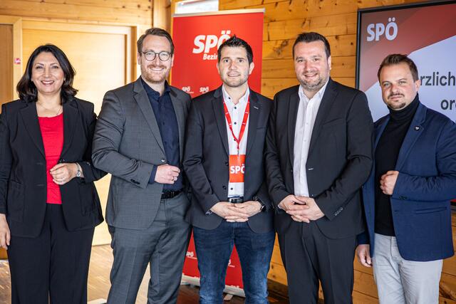 Nach der Wahl: NR.in Selma Yildirim, LPV Philip Wohlgemuth, BV-Stv. Alexander Jäger, BV Benedikt Lentsch und NR Bernhard Höfler (v.l.) | Foto: Spatzek
