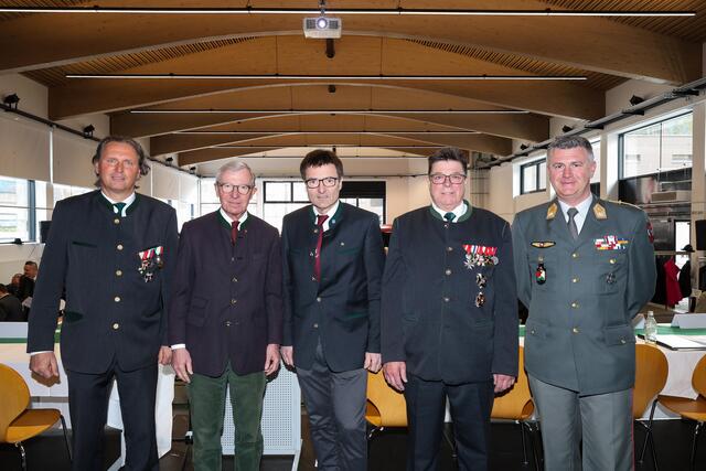 v.l.n.r.: Rupert Maier Junior (Obmann Kameradschaftsbund Altenmarkt) , Bürgermeister Josef Steger, Landeshauptmann Wilfried Haslauer, Josef Michael Hohenwarter (Präsident Kameradschaftsbund Salzburg), Markus Bichler (Bezirksobmann der Kameradschaft Pongau) | Foto: Land Salzburg/Neumayr/Hölzl
