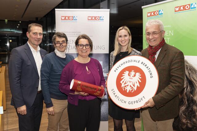 Petra Erhart-Ruffer aus Serfaus (3.v.r.) zählt zu den ersten staatlich geprüften psychosozialen Beratern Tirols - dazu gratulieren Spartenobmann Franz Jirka, Fachgruppenobmann Bernhard Moritz, Fachgruppengeschäftsführerin Melanie Raab und Univ.-Prof. Andreas Schnider (v.l.). | Foto: WK Tirol/Die Fotografen