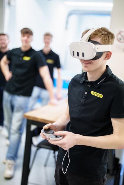 Die Lehrlinge bei der Einschulung in der Pioniergarage. | Foto: Palfinger