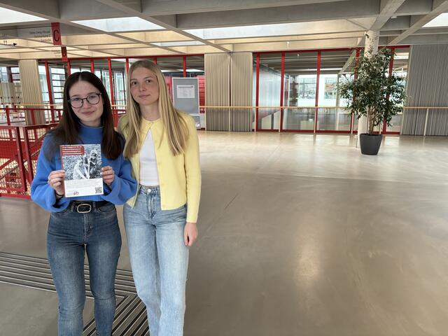 Lisa und Jana freuen sich, wenn sie als künftige Lehrerinnen in der Klasse unterrichten. | Foto: Lisa Gold