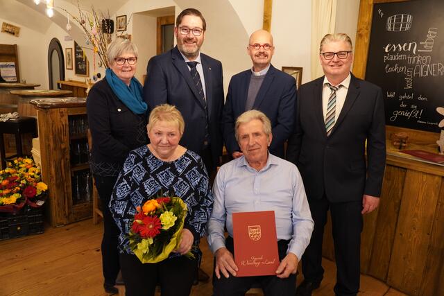 Goldene Hochzeit in Wieselburg-Land: Die Jubilare Christine und Johann Tazreiter (v.) mit Gemeinderätin Annemarie Kastenberger , Bürgermeister Franz Rafetzeder, Pfarrmoderator Mario Kietzer und geschäftsführender Gemeinderat Günther Lichtenschopf in der "Aignerei" in Bodensdorf | Foto: Gemeinde Wieselburg-Land