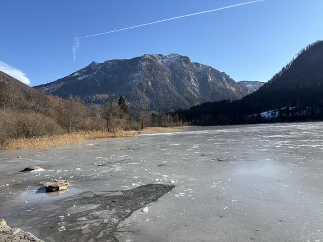 Sportliche Pensionisten der Ortsgruppe Purgstall-Oberndorf unternahmen eine Wanderung rund um den zugrfrorenen Lunzer See. | Foto: Roland Mayr/MeinBezirk Scheibbs