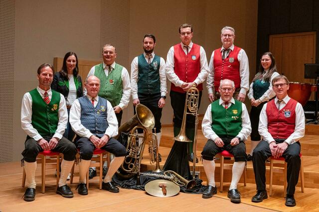 Der Vorstand des Bezirksblasmusikverbandes Leibnitz rund um Obmann Hans Mayer (2.v.l. sitzend) lädt am 29. und 30. März zum Konzertwertungsspiel in Leibnitz ein. | Foto: Blasmusikverband