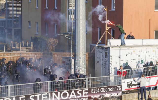 Im Vorfeld der Partie Hartberg - Rapid kam es zu Fanausschreitungen der Wiener. Jetzt liegt die Strafe vor. | Foto: ERWIN SCHERIAU / APA / picturedesk.com