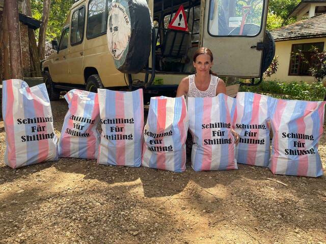 Kerstin Geyer mit Hilfspaketen. | Foto: Schilling für Shilling