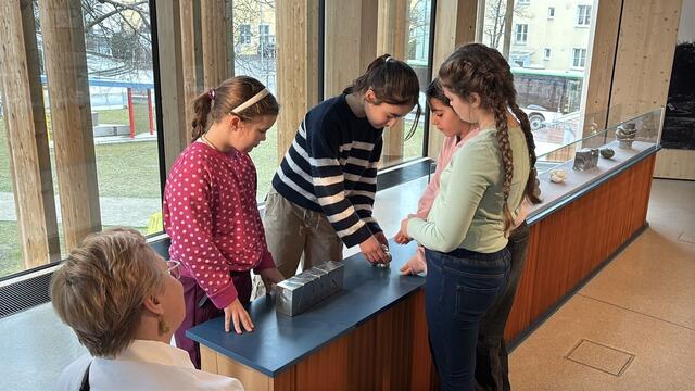 Die Schülerinnen der 4b können im KinderKunstLabor die Ausstellungsstücke angreifen, fühlen und erleben. | Foto: Lauren Seywald / MeinBezirk