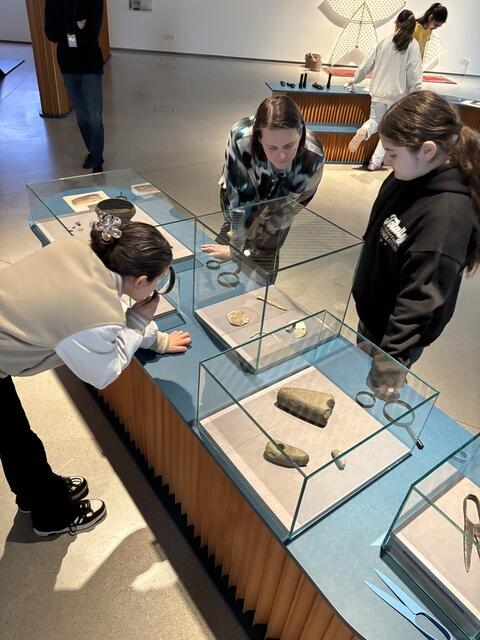 Kinder beim Entdecken der Kunstobjekte | Foto: Lauren Seywald / MeinBezirk