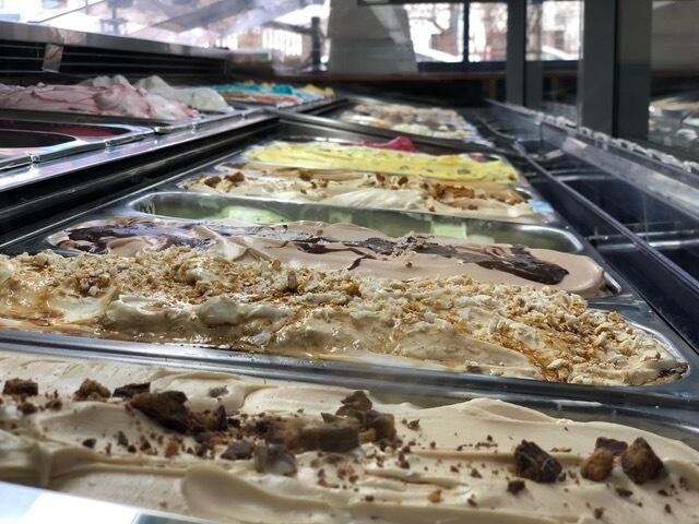Die Eisdealer kreieren wieder neue Sorten für die Saison. (Archiv)  | Foto: Die Eisdealer