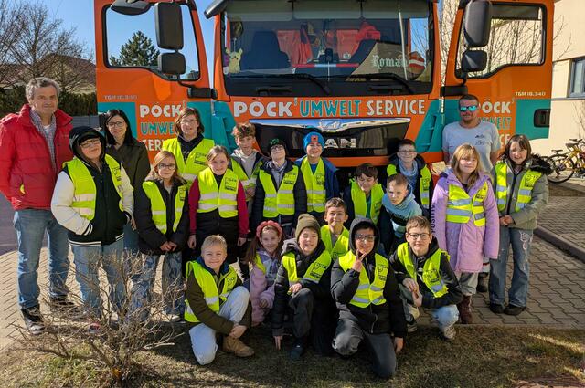 Klassenlehrer Manfred Auer, Klassenlehrerin Vanessa Ehrnhofer und Lkw-Lenker Roman Haszonits mit den Kindern der 3. und 4. Klasse der Volksschule Winden. | Foto: WKB