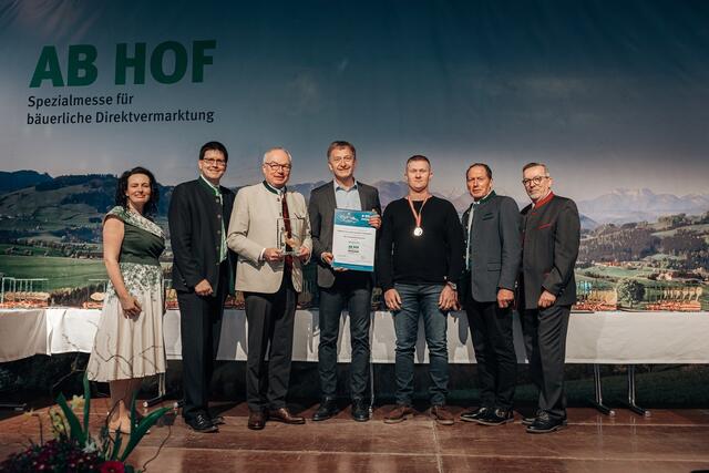 Waldland Tierveredelungs GmbH v.l.: Marion Heim (Geschäftsführung Messe Wieselburg),Lorenz Mayr (Vizepräsident der Landwirtschaftskammer NÖ), LH-Stellvertreter Stephan Pernkopf, Fa. Waldland Tierveredelungs GmbH, Josef Moosbrugger (Präsident der Landwirtschaftskammer Österreich), Martin Rogenhofer (Jury-Vorsitzender, LMTZ Wieselburg) | Foto: Messe Wieselburg / Mike Raab