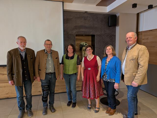 Matthias Leitner, Diakon Herbert Seiringer, Ortsbäuerinnen aus Gampern, Christine Neudorfer, Alfred Lang (v.l.).

 | Foto: Altbauerngerichtsbezirk