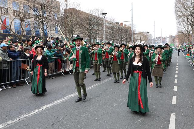 Musikverein Kopfing bei der St. Patricks Day Parade in Dublin am 17. März 2025. Mit ihrer grünen Tracht passten die Musiker aus dem Sauwald perfekt ins Bild.  | Foto: Theresa Jodlbauer