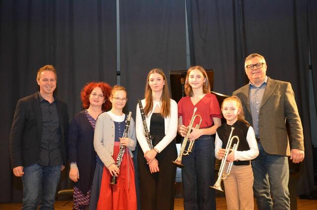 Das betreuende Musikschullehrerteam mit den vier erfolgreichen Musikerinnen | Foto: Manfred Mulej