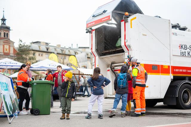 Die IKB stellt allen großen und kleinen Gäste ihre vollelektrischen Müll- und Waschfahrzeuge vor.  | Foto: Alena Klinger