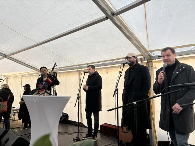 BassBarriTenori hatten mehrere Auftritte mit Willi Resetarits und sorgten für die musikalische Unterhaltung bei der Eröffnungsfeier. | Foto: Michael Marbacher/ MeinBezirk