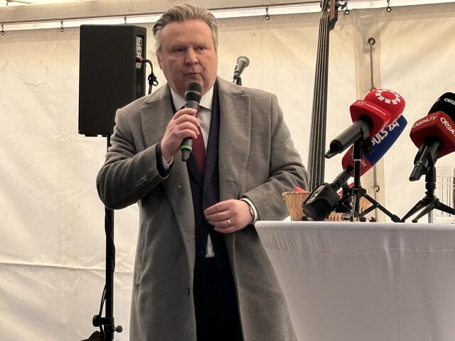 Für Bürgermeister Michael Ludwig (SPÖ) steht der Wohnbau sinnbildlich für das Lebenswerk von Willi Resetarits. | Foto: Michael Marbacher/ MeinBezirk