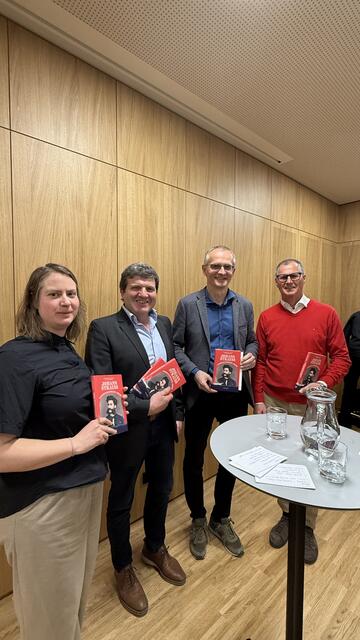 Zell E-Obfrau Katia Kreuzhuber, Bürgermeister Johann Stockinger, Autor Bernhard Ecker, Vize-Bürgermeister Josef Krautgasser (v.l.).
 | Foto: Kulturgruppe Zell E