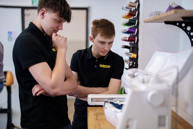 Die Firma Palfinger und die Pioniergarage arbeiten gemeinsam an der Vermittlung von Wissen und Fertigkeiten für die nächste Generation. | Foto: Palfinger