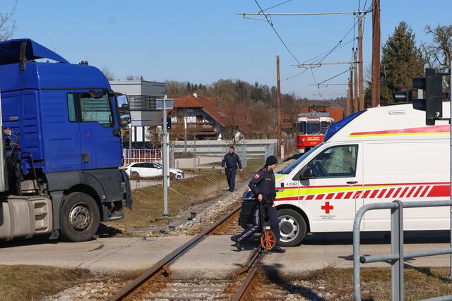 Unfall auf einem Bahnübergang in Vorchdorf: Verletzt wurde nach ersten Angaben niemand. | Foto: laumat/Matthias Lauber