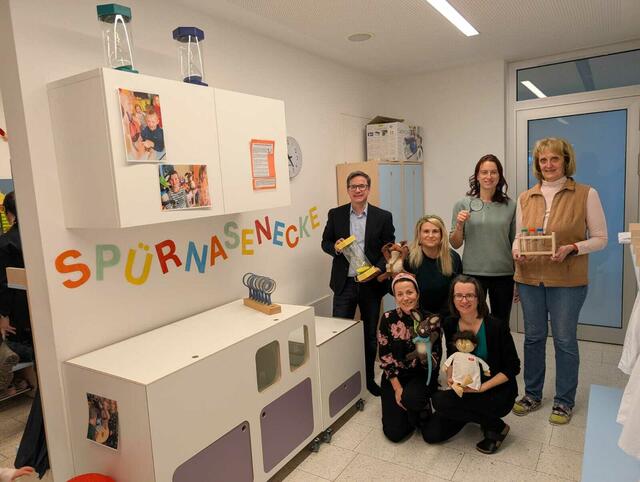 Die offizielle Übergabe der "Spürnasenecke" erfolgte Ende Februar. Die Möbel wurden von einem regionalen Tischler hergestellt. | Foto: Spürnasenecke