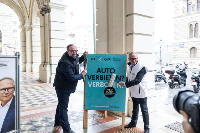 Landesgeschäftsführer Peter Sverak und Spitzenkandidat Karl Mahrer (beide ÖVP) bei der Präsentation der neuen Wahlplakate. | Foto: ÖVP Wien